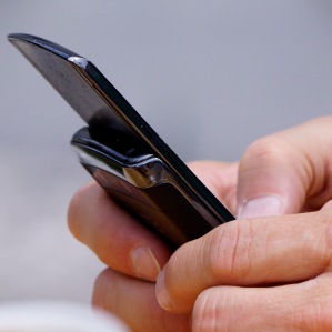 Cun il telefonin a l'exteriur