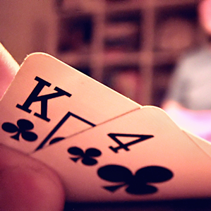 Giugar poker